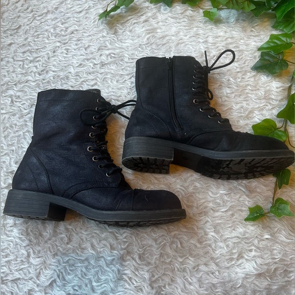 Shoes - Black lace up combat boots
